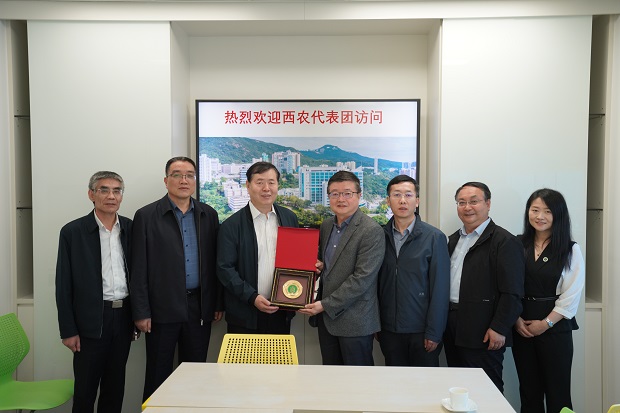 2访问团与bat365官网著名校友陈志伟讲</p><p>访问团与bat365官网著名校友陈志伟讲<span class=