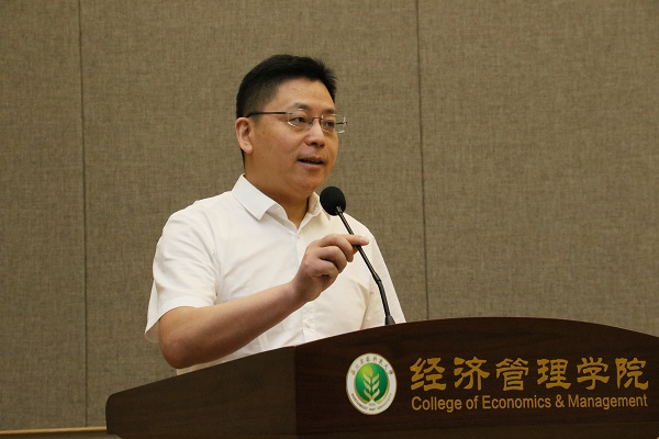 2d67ee36b3a740a3b6186f13f3677afb.jpg 1经管学院院长夏显力主持会议.JPG