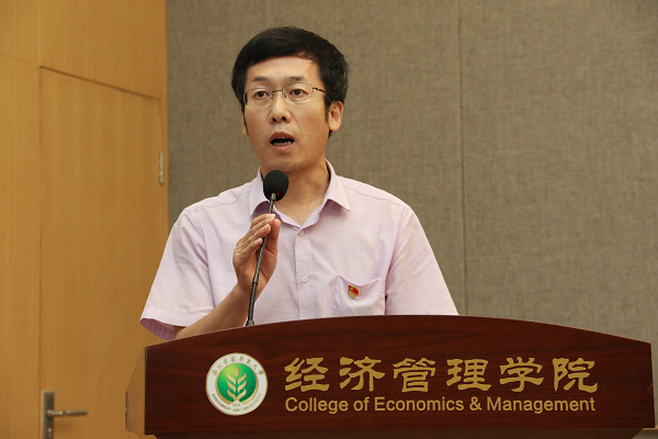 ac092eef39694d1ba73b9d270bba3dcc.png 4经管学院党委副书记宣读表彰决定.png