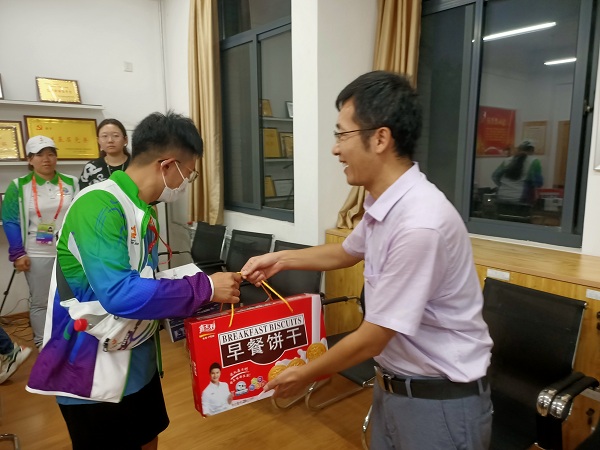 02900448f5804eabb68c6e17accd66e6.jpg 慰问十四运志愿者2.jpg