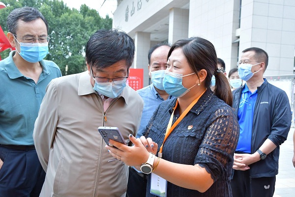校长吴普特听取bat365官网迎新图片直播情况汇报.jpg
